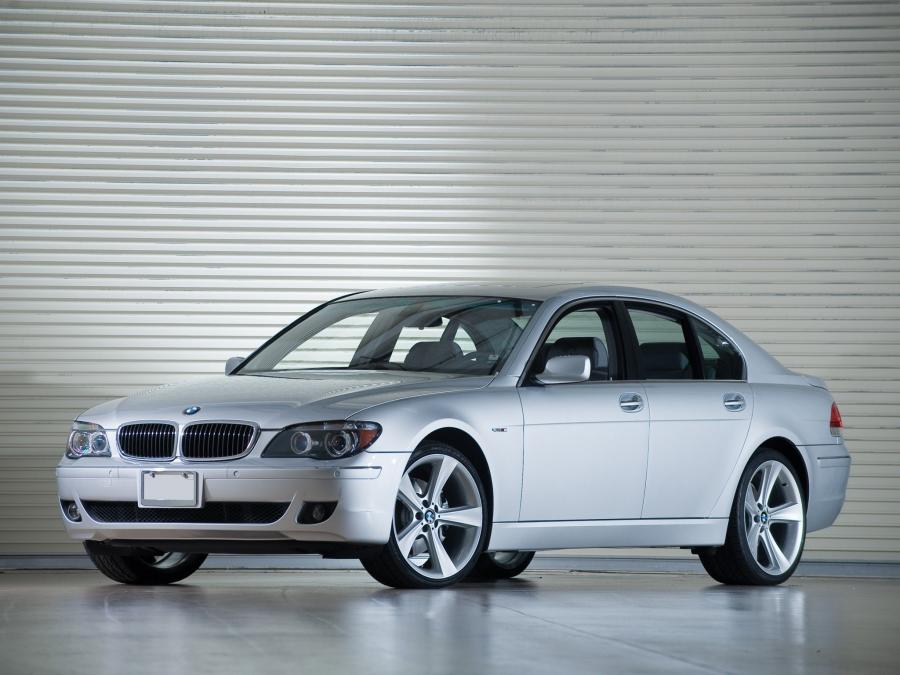  BMW 750i 2005 года  (US) (фото 1 из 6)